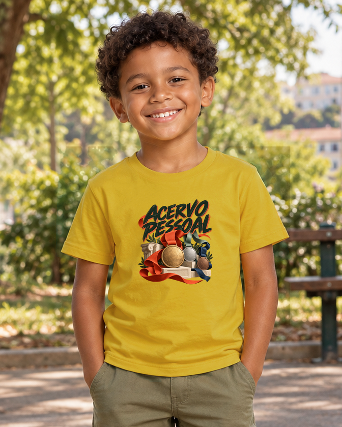 Museu de Medalhas — camiseta infantil Entrevoltas — menino — amarela — lifestyle