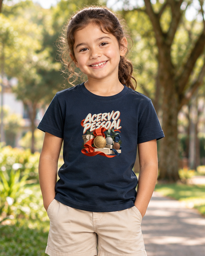 Museu de Medalhas — camiseta infantil Entrevoltas — menina — azul-marinho — lifestyle