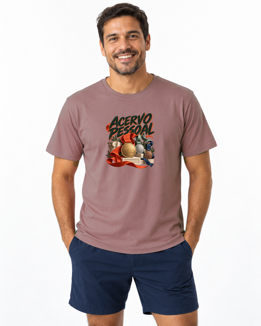 Museu de Medalhas — camiseta unissex Entrevoltas — modelo masculino regular — rosa — estúdio