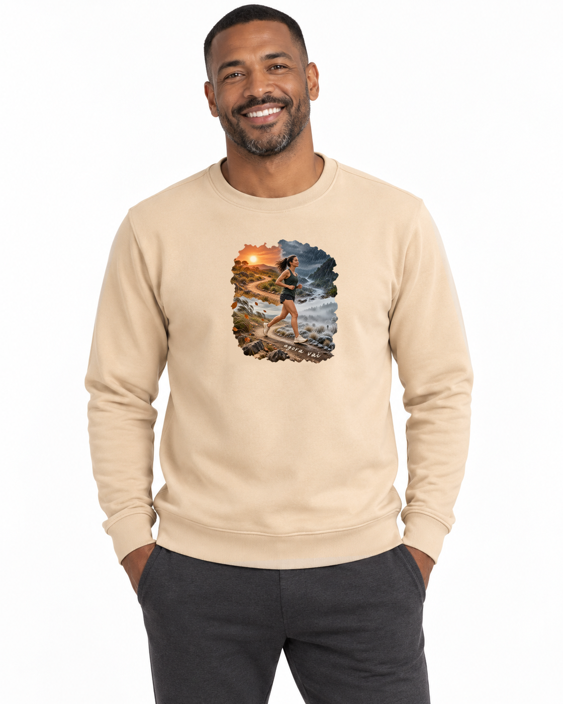 Clima Perfeito — suéter Entrevoltas — modelo masculino — bege — estúdio