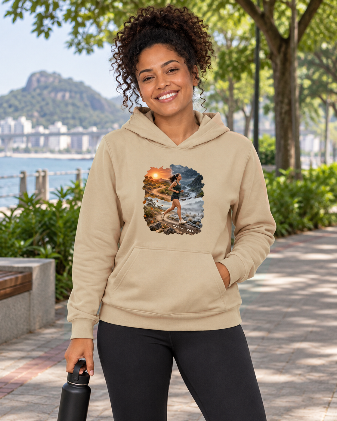 Clima Perfeito — hoodie moletom Entrevoltas — modelo feminino — bege — lifestyle