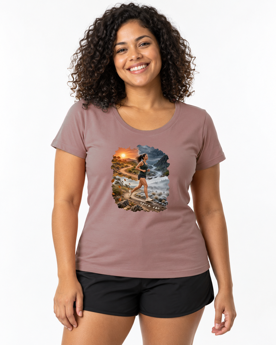 Clima Perfeito — camiseta unissex Entrevoltas — modelo feminino Baby Look — rosa — estúdio