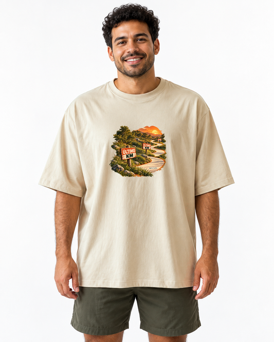 Último Quilômetro — camiseta oversized Entrevoltas — modelo masculino — areia — estúdio