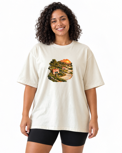 Último Quilômetro — camiseta oversized Entrevoltas — modelo feminino — off-white — estúdio