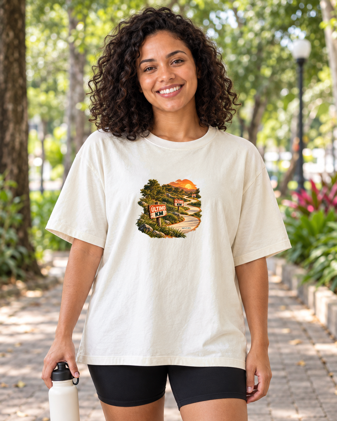 Último Quilômetro — camiseta oversized Entrevoltas — modelo feminino — off-white — lifestyle