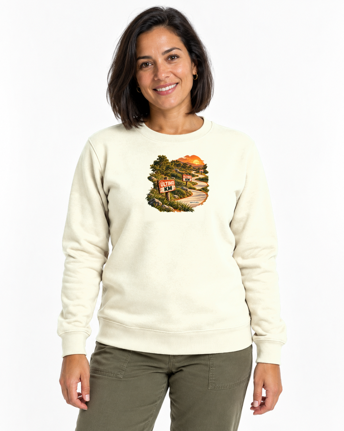 Último Quilômetro — suéter Entrevoltas — modelo feminino — off white — estúdio