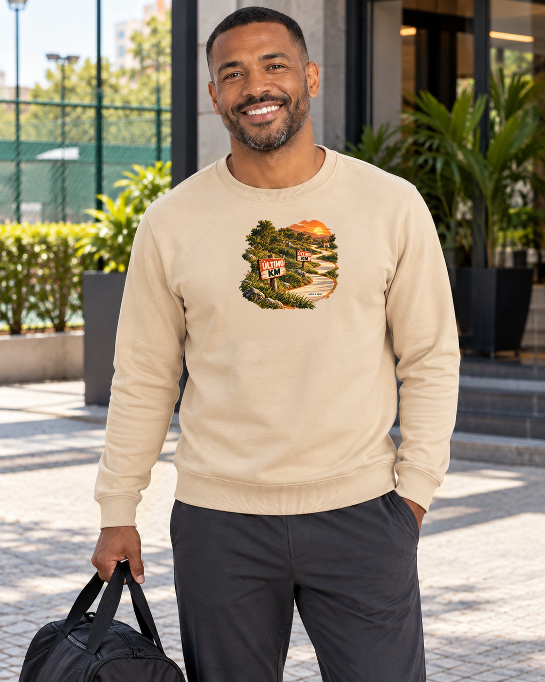 Último Quilômetro — suéter Entrevoltas — modelo masculino — bege — lifestyle