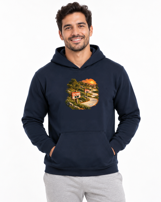 Último Quilômetro — hoodie moletom Entrevoltas — modelo masculino — marinho — estúdio