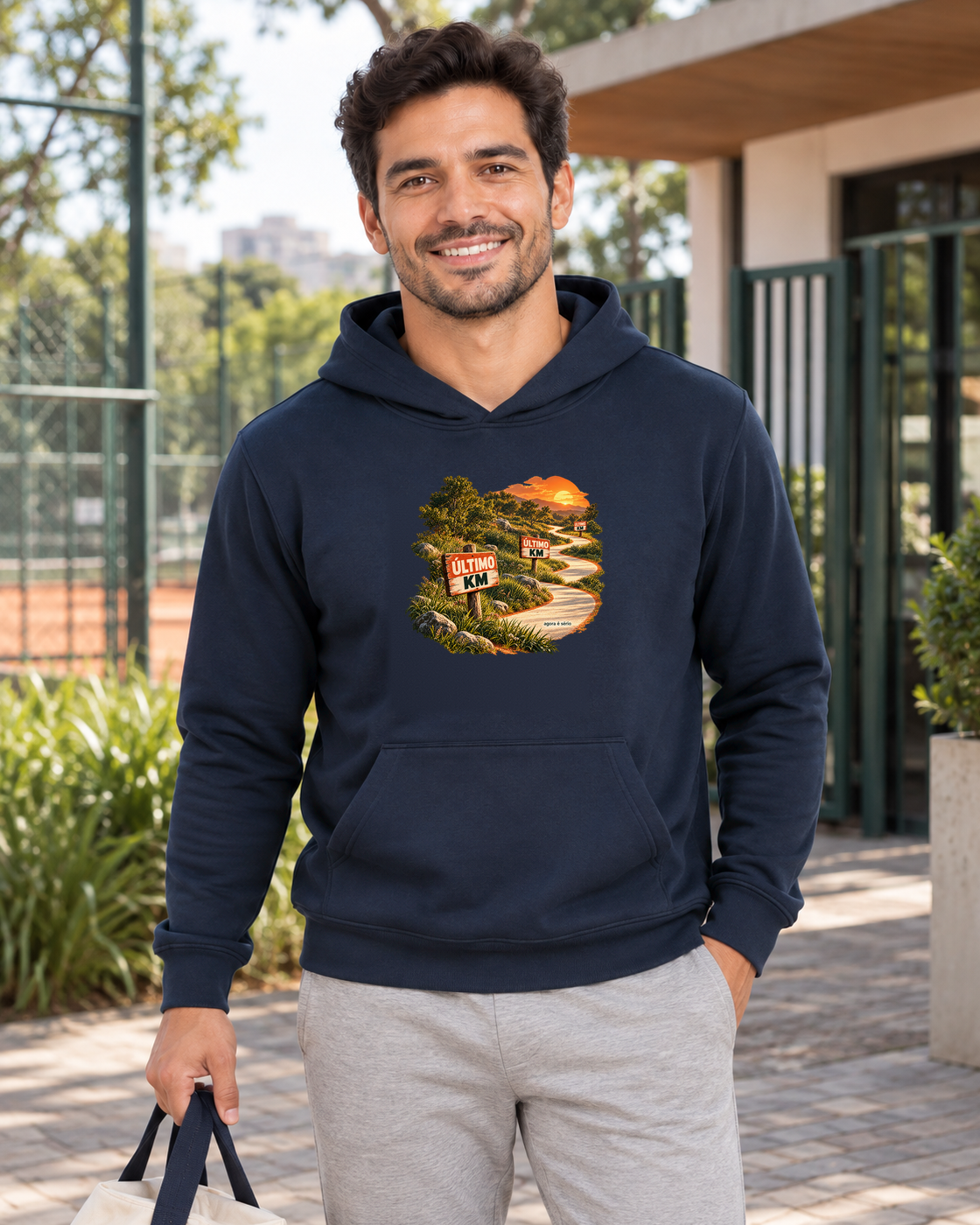 Último Quilômetro — hoodie moletom Entrevoltas — modelo masculino — marinho — lifestyle