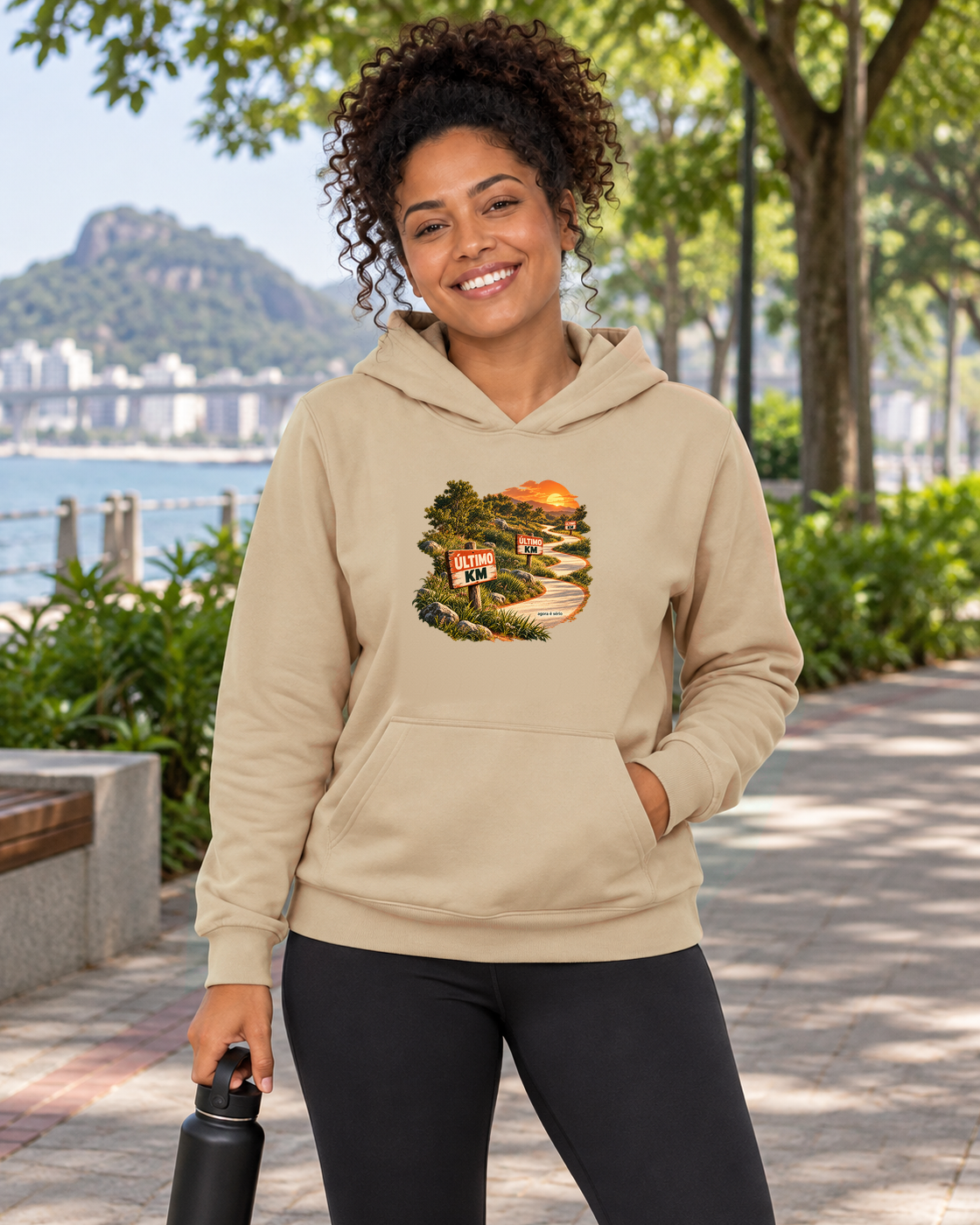 Último Quilômetro — hoodie moletom Entrevoltas — modelo feminino — bege — lifestyle