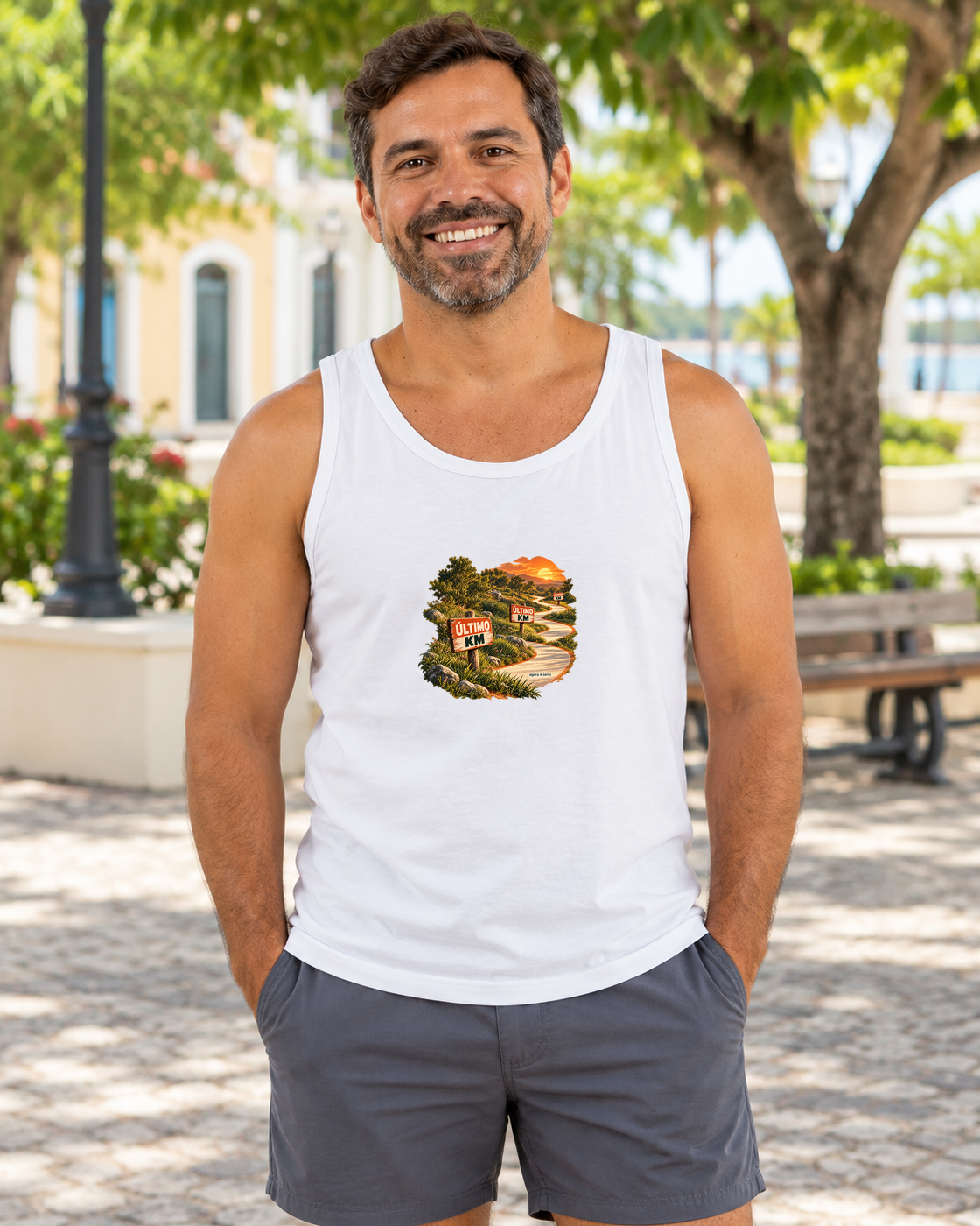 Último Quilômetro — regata unissex Entrevoltas — modelo masculino — branca — lifestyle