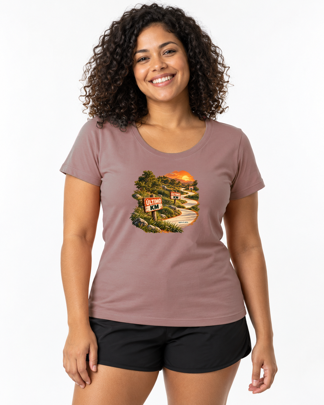 Último Quilômetro — camiseta unissex Entrevoltas — modelo feminino Baby Look — rosa — estúdio