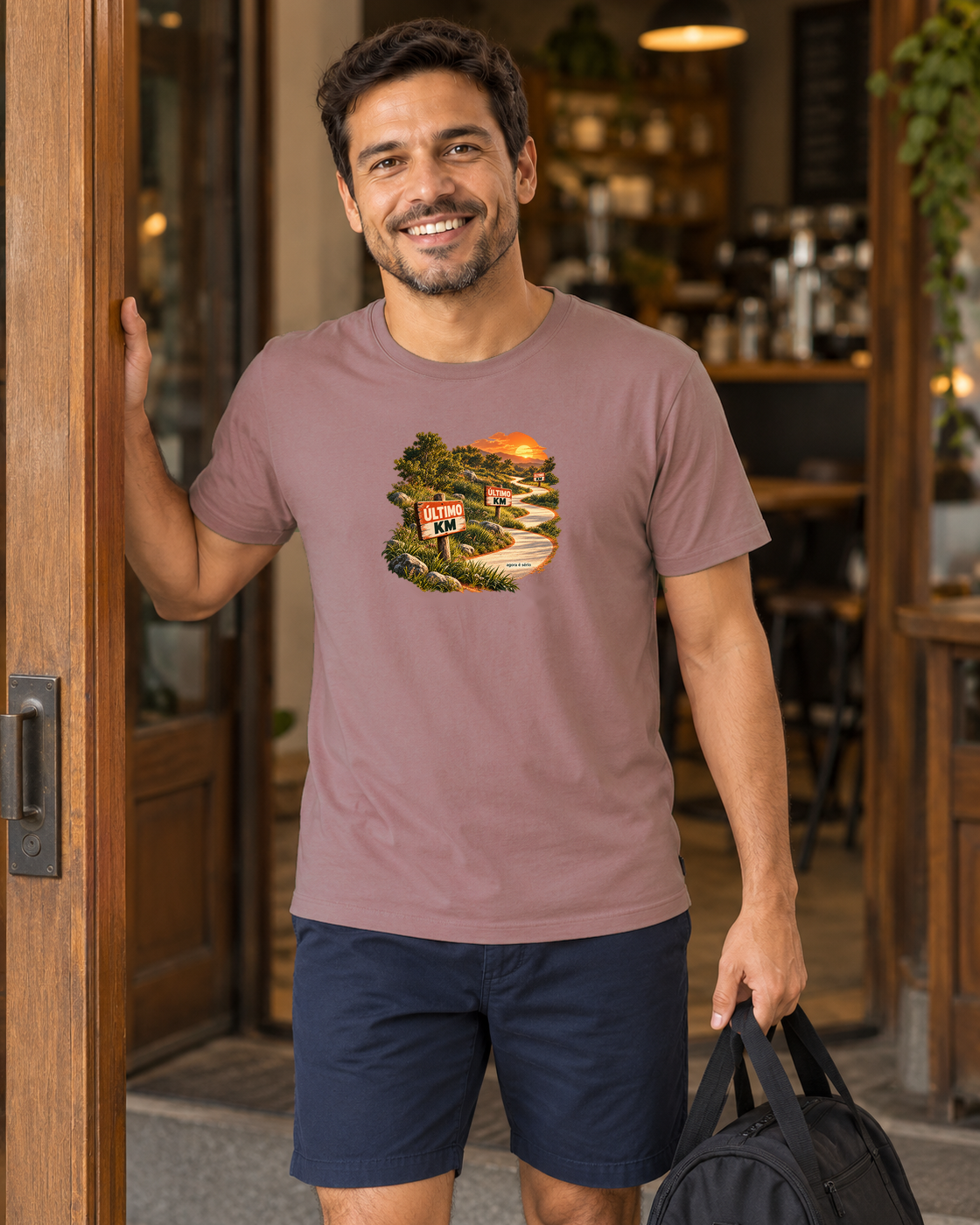 Último Quilômetro — camiseta unissex Entrevoltas — modelo masculino regular — rosa — lifestyle