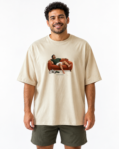 Recuperação Ativa — camiseta oversized Entrevoltas — modelo masculino — areia — estúdio