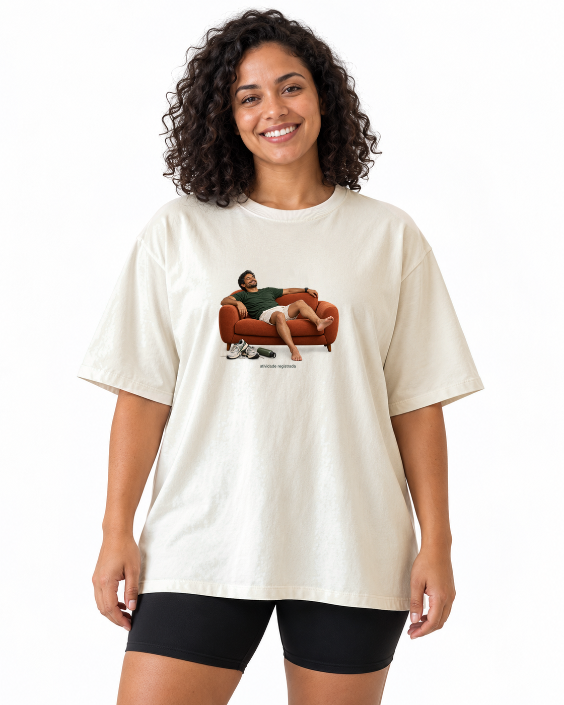Recuperação Ativa — camiseta oversized Entrevoltas — modelo feminino — off-white — estúdio