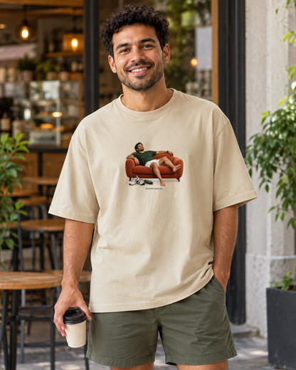 Recuperação Ativa — camiseta oversized Entrevoltas — modelo masculino — areia — lifestyle