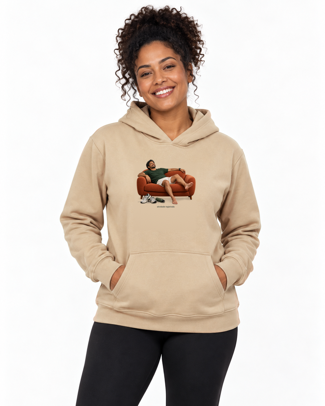 Recuperação Ativa — hoodie moletom Entrevoltas — modelo feminino — bege — estúdio