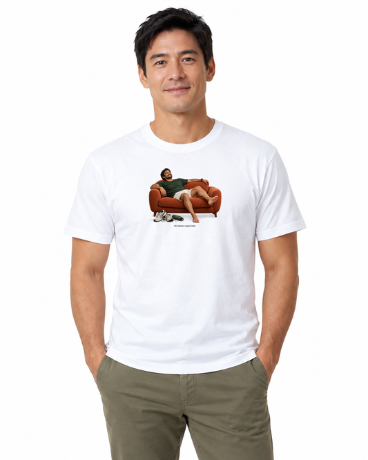 Recuperação Ativa — camiseta algodão peruano Entrevoltas — modelo masculino — branca — estúdio