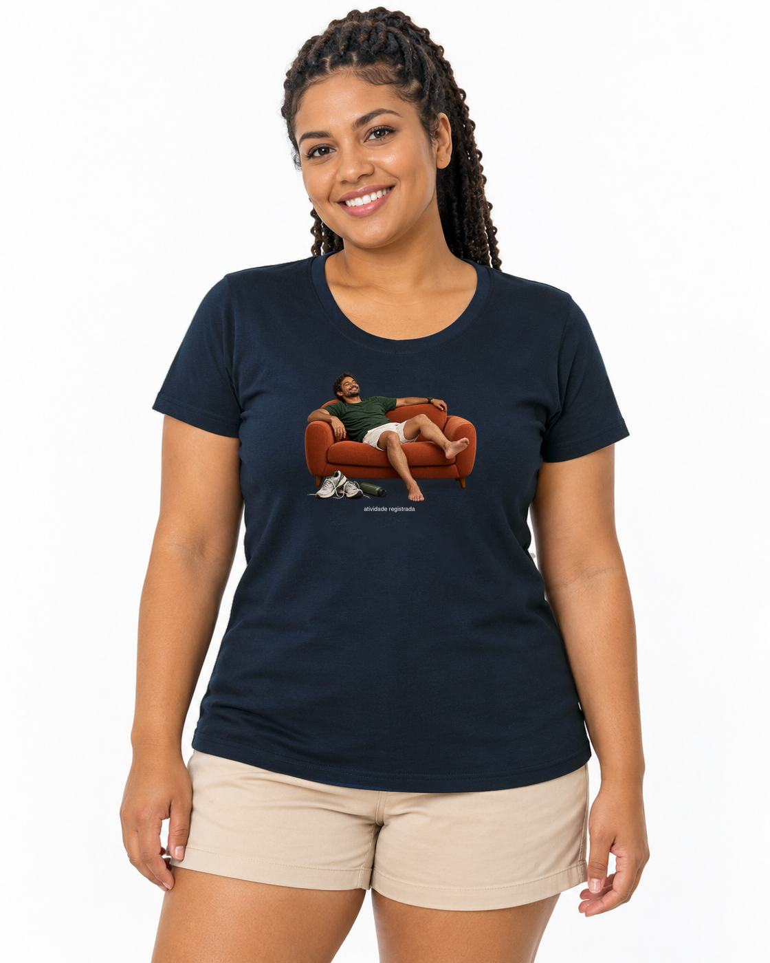Recuperação Ativa — camiseta algodão peruano Entrevoltas — modelo feminino — azul-marinho — estúdio