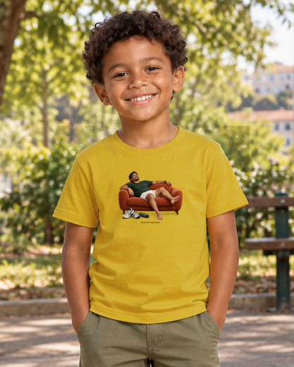 Recuperação Ativa — camiseta infantil Entrevoltas — menino — amarela — lifestyle