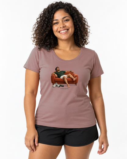 Recuperação Ativa — camiseta unissex Entrevoltas — modelo feminino Baby Look — rosa — estúdio