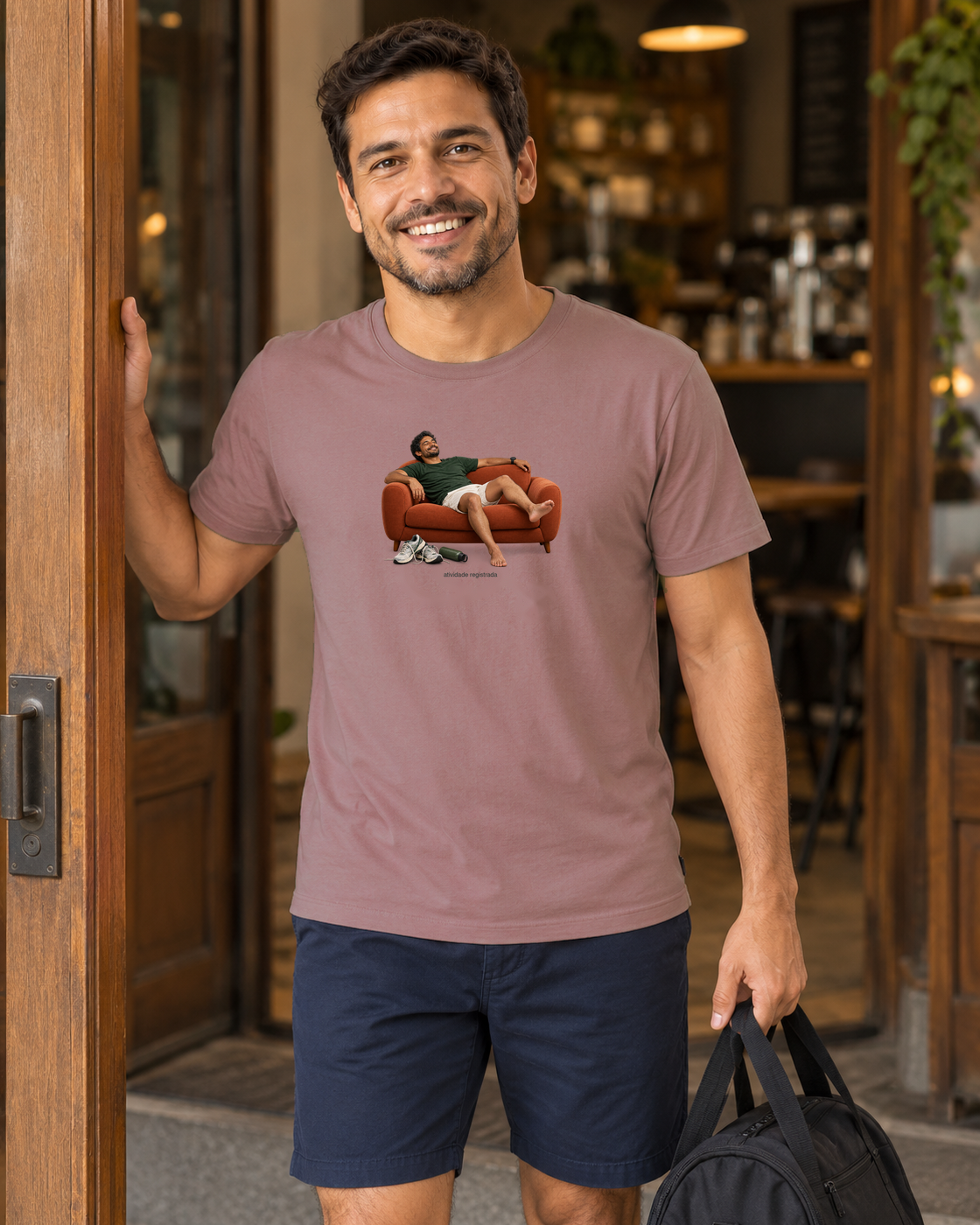 Recuperação Ativa — camiseta unissex Entrevoltas — modelo masculino regular — rosa — lifestyle