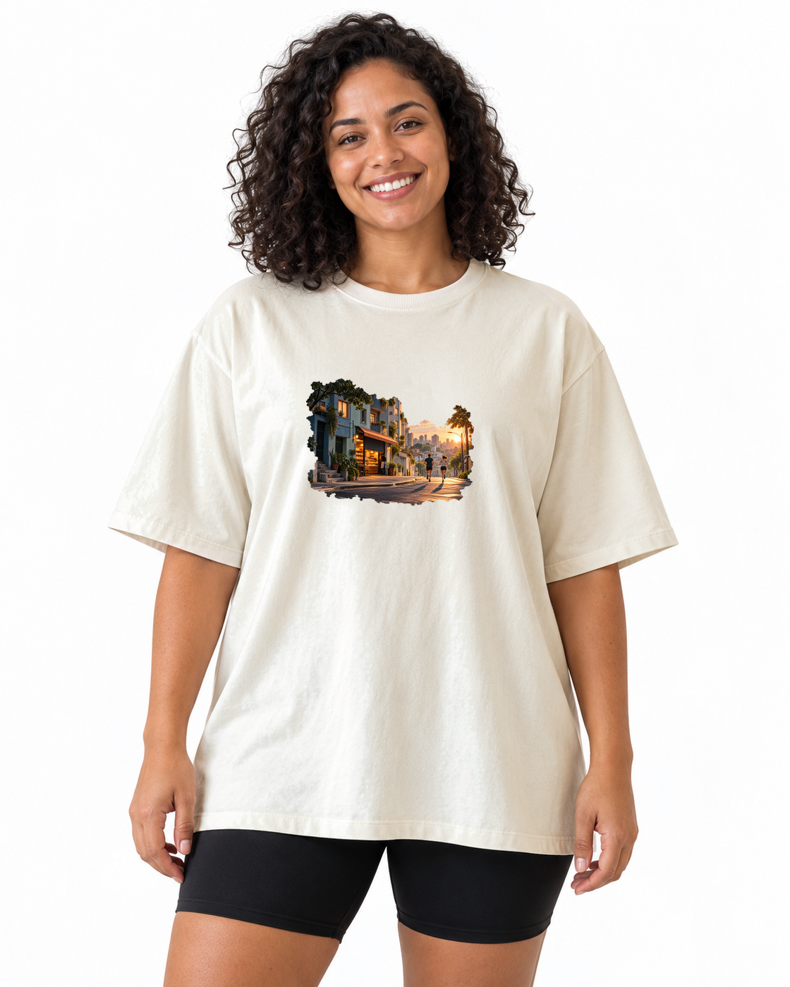 A Cidade Acorda — camiseta oversized Entrevoltas — modelo feminino — off-white — estúdio