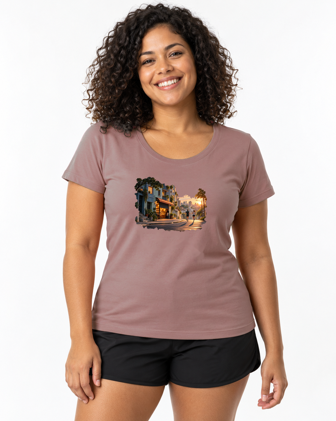 A Cidade Acorda — camiseta unissex Entrevoltas — modelo feminino Baby Look — rosa — estúdio