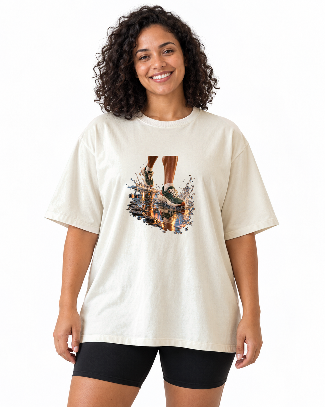 Depois da Chuva — camiseta oversized Entrevoltas — modelo feminino — off-white — estúdio