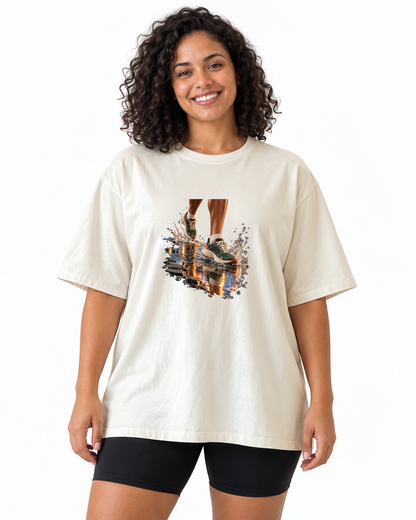 Depois da Chuva — camiseta oversized Entrevoltas — modelo feminino — off-white — estúdio