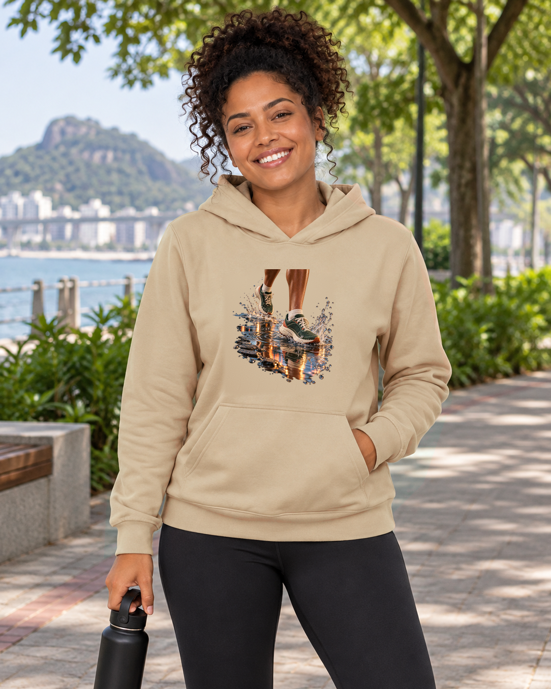 Depois da Chuva — hoodie moletom Entrevoltas — modelo feminino — bege — lifestyle