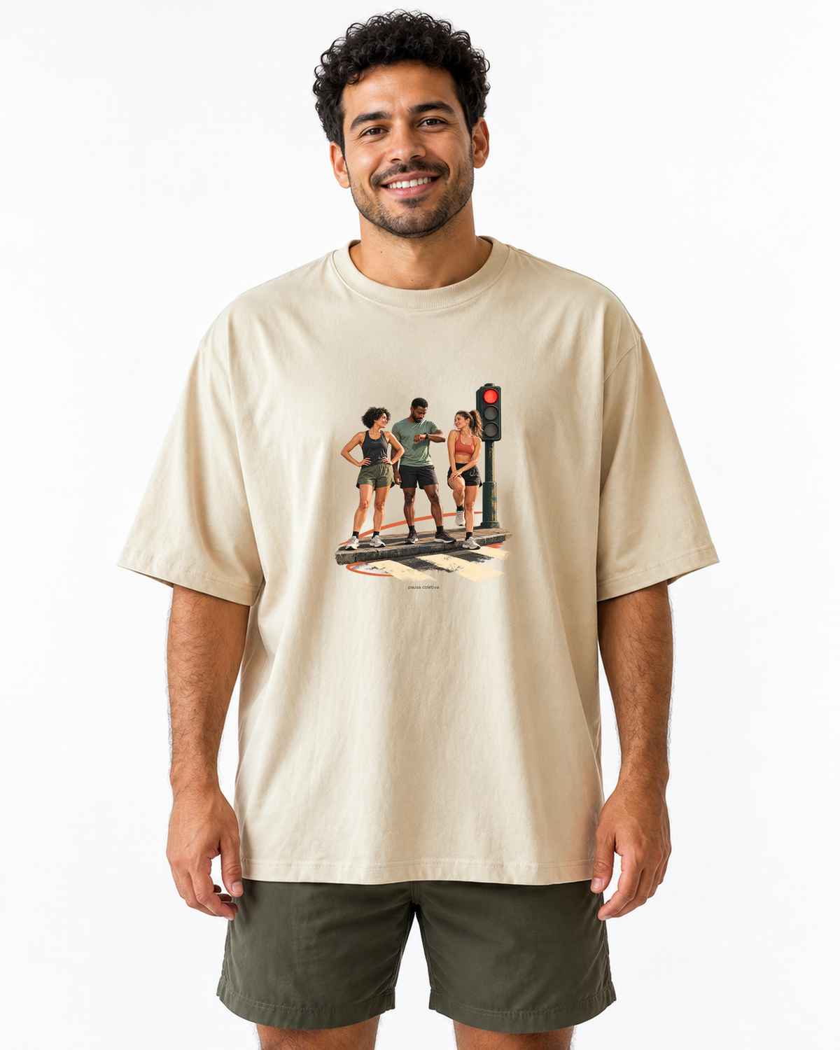 Semáforo Vermelho — camiseta oversized Entrevoltas — modelo masculino — areia — estúdio