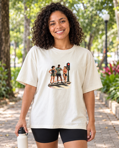 Semáforo Vermelho — camiseta oversized Entrevoltas — modelo feminino — off-white — lifestyle