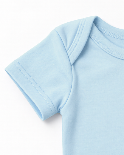 Detalhe da manga e costura do Body Infantil Azul Bebê Entrevoltas