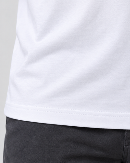 Detalhe da barra e tecido da Camiseta Algodão Peruano Masculina Branca Entrevoltas