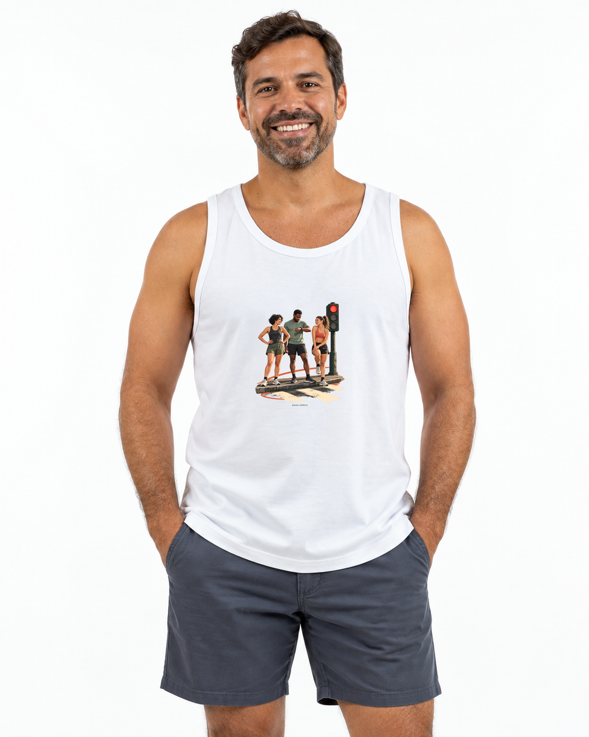 Semáforo Vermelho — regata unissex Entrevoltas — modelo masculino — branca — estúdio