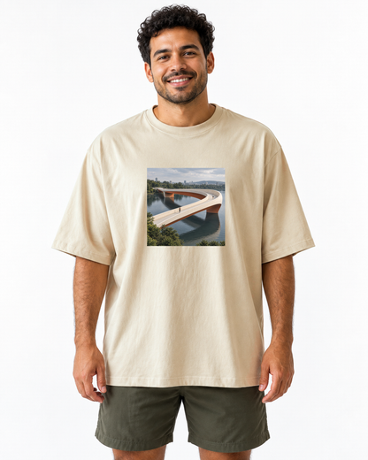 Pontes e Voltas — camiseta oversized Entrevoltas — modelo masculino — areia — estúdio