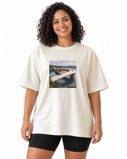 Pontes e Voltas — camiseta oversized Entrevoltas — modelo feminino — off-white — estúdio