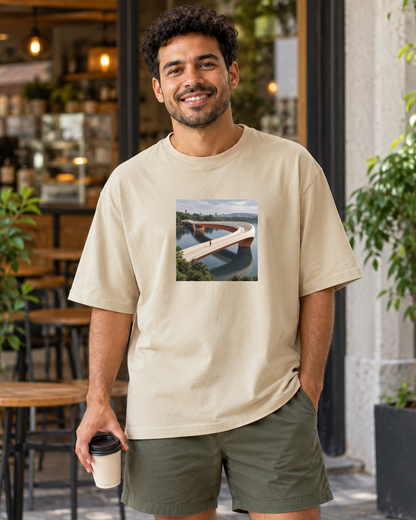 Pontes e Voltas — camiseta oversized Entrevoltas — modelo masculino — areia — lifestyle