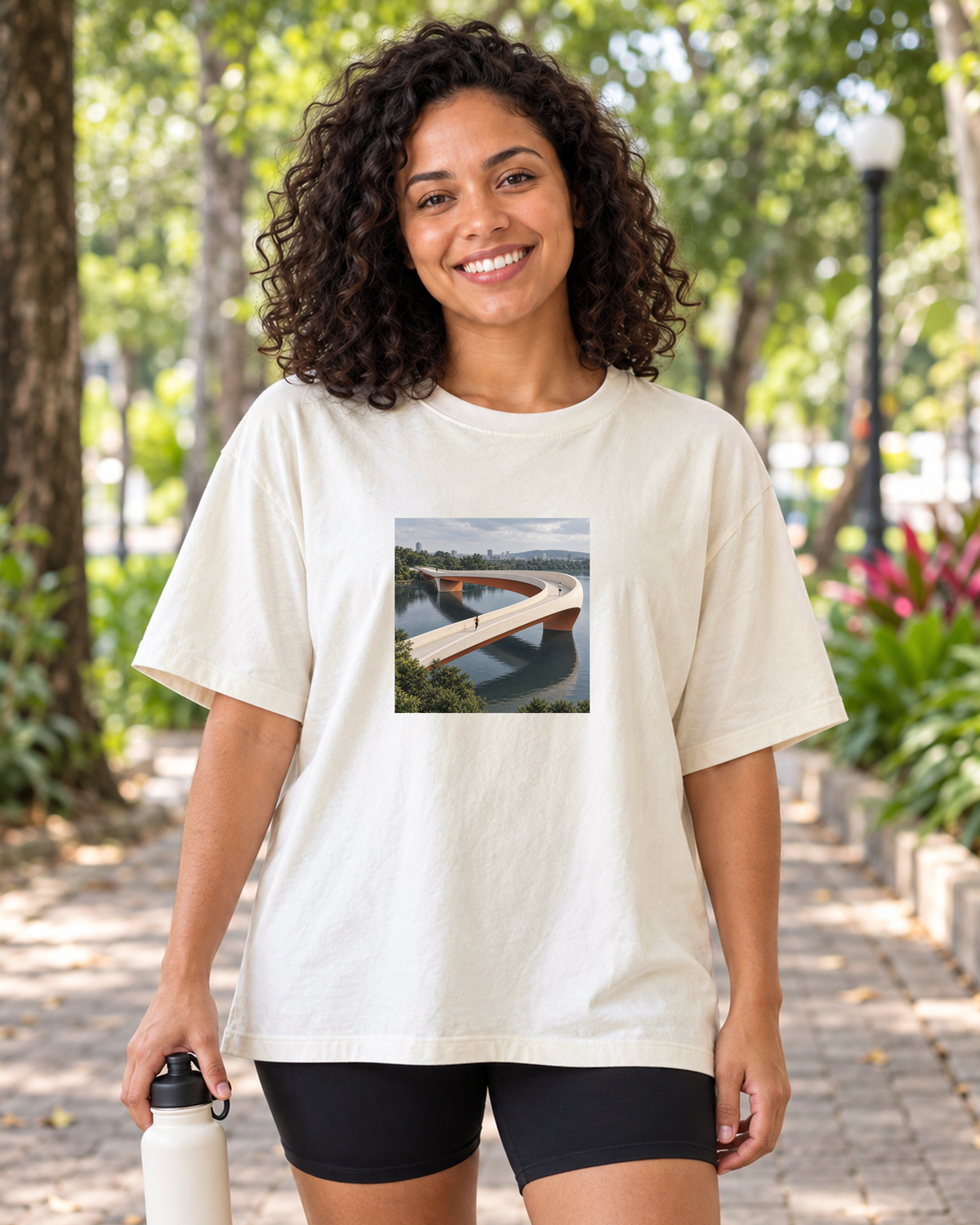Pontes e Voltas — camiseta oversized Entrevoltas — modelo feminino — off-white — lifestyle
