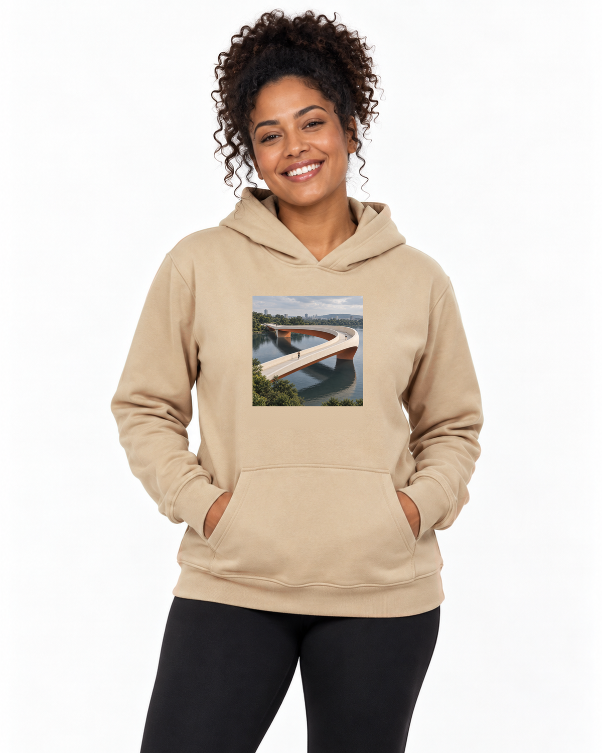 Pontes e Voltas — hoodie moletom Entrevoltas — modelo feminino — bege — estúdio