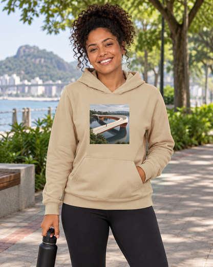 Pontes e Voltas — hoodie moletom Entrevoltas — modelo feminino — bege — lifestyle