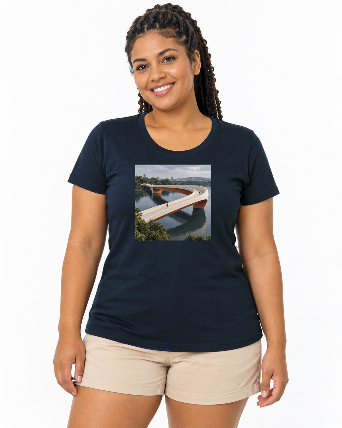 Pontes e Voltas — camiseta algodão peruano Entrevoltas — modelo feminino — azul-marinho — estúdio