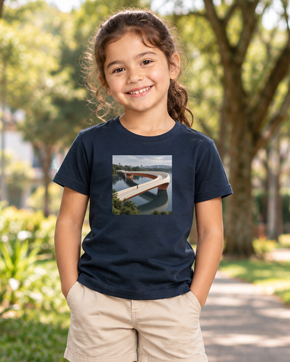 Pontes e Voltas — camiseta infantil Entrevoltas — menina — azul-marinho — lifestyle
