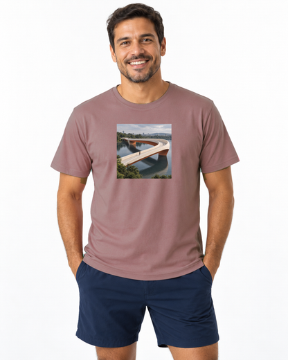 Pontes e Voltas — camiseta unissex Entrevoltas — modelo masculino regular — rosa — estúdio