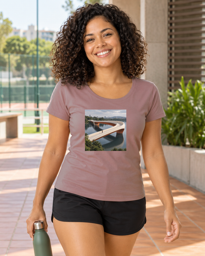 Pontes e Voltas — camiseta unissex Entrevoltas — modelo feminino Baby Look — rosa — lifestyle