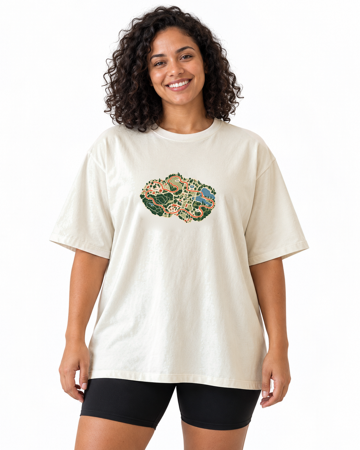 Mapa do Corre — camiseta oversized Entrevoltas — modelo feminino — off white — estúdio