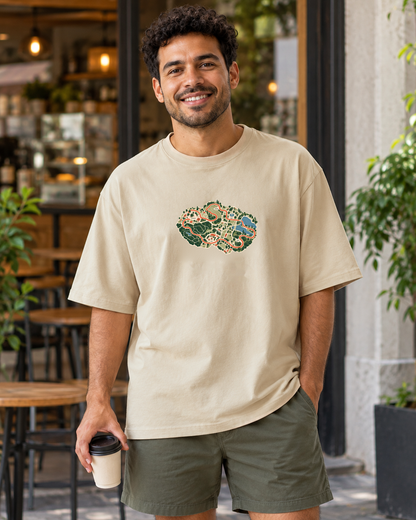 Mapa do Corre — camiseta oversized Entrevoltas — modelo masculino — areia — lifestyle