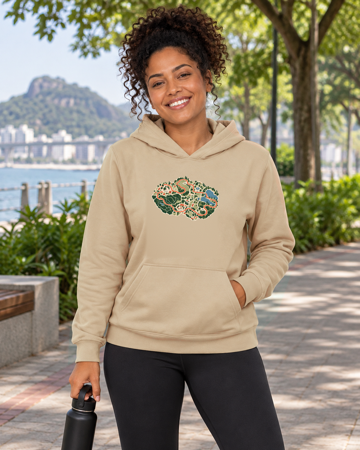 Mapa do Corre — hoodie moletom Entrevoltas — modelo feminino — bege — lifestyle