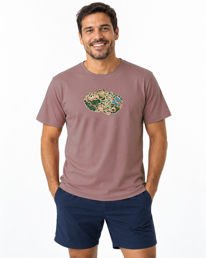 Mapa do Corre — camiseta unissex Entrevoltas — modelo masculino — rosa — estúdio